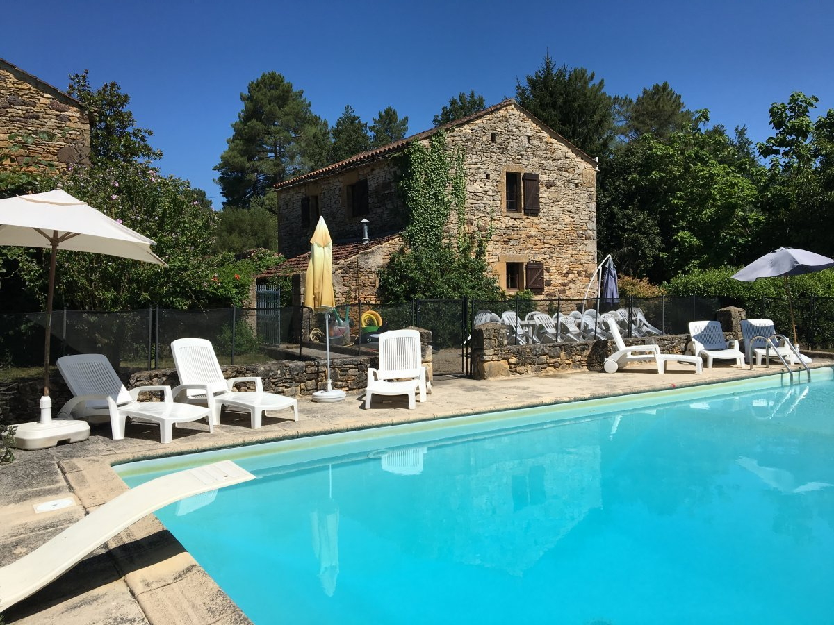 Large swimming pool - Relaxing on the sun-loungers